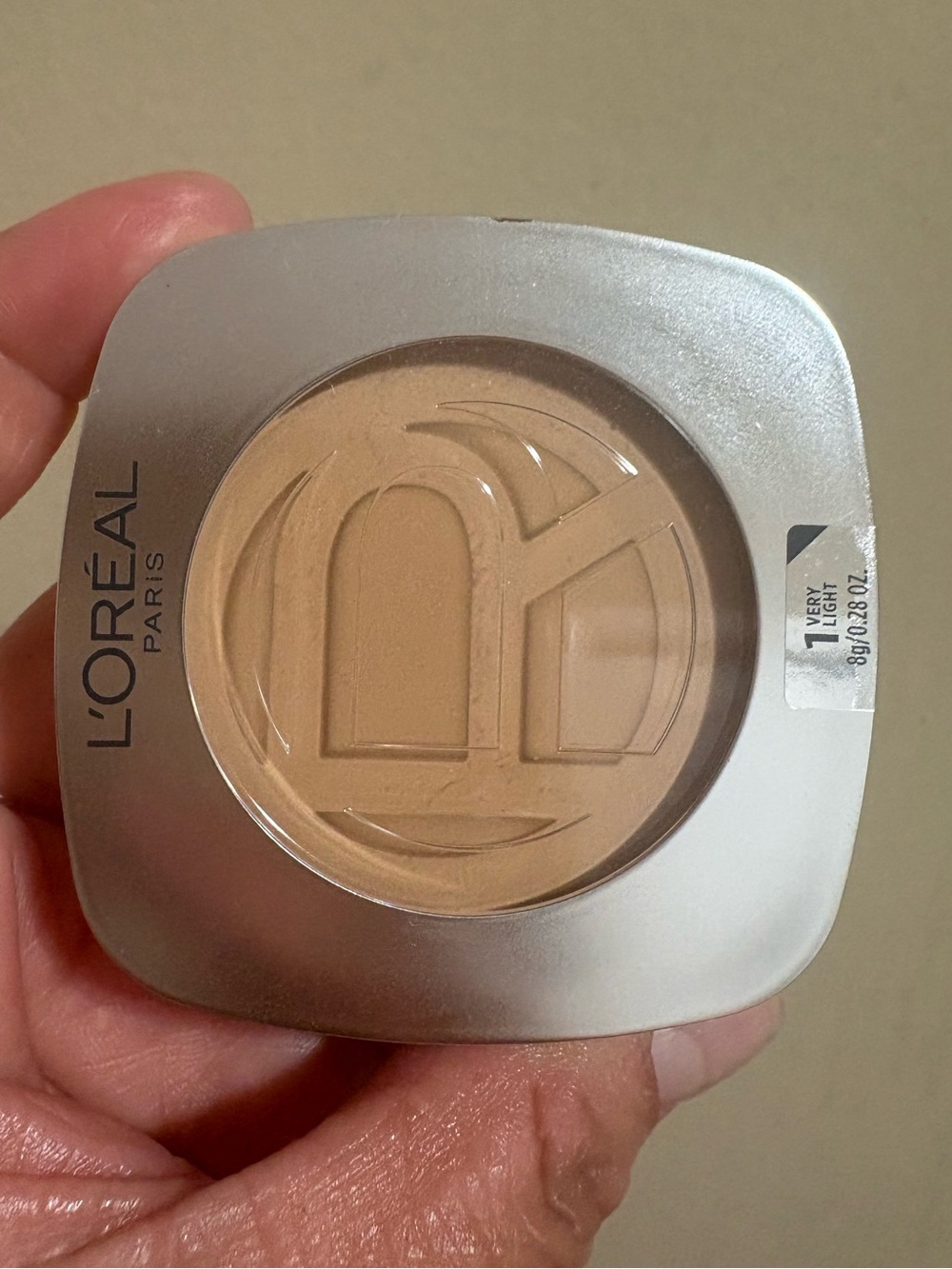 L'Oreal TINTED BALM INFUSED WITH HYALURONIC ACID in 1 Very Light Factory Sealed